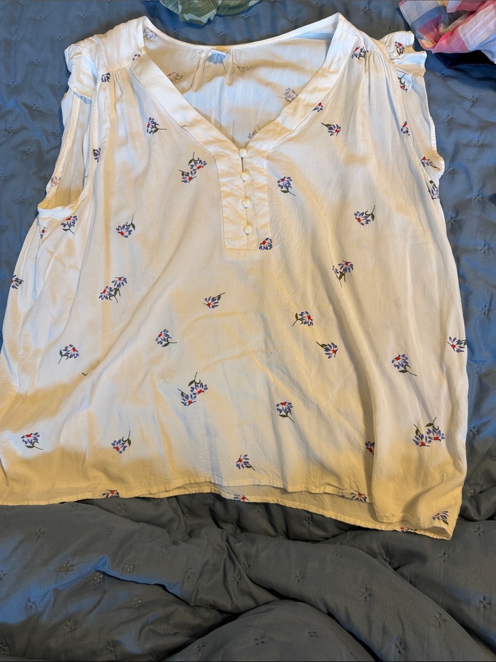 Old Navy Cream Sleeveless Floral Button-Front Blouse